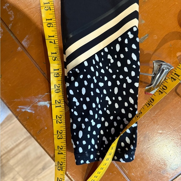 Elegant Black Leggings with Patterned Cuffs - Picture 8 of 9